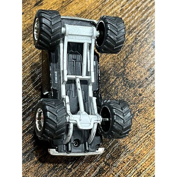 JADA 1:64 JUST TRUCKS 85 CHEVROLET C10 BLACK Die-cast - Picture 9 of 10